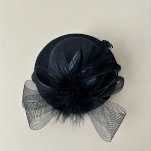 Mini clip on hat (13x5cm costume size)